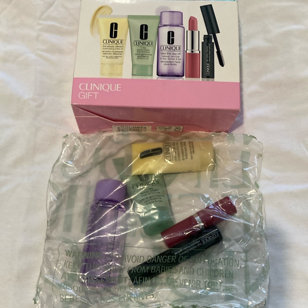 NIB Clinique Bonus Cosmetics Essentials